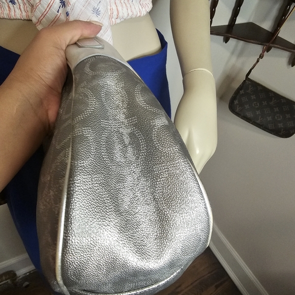 Salvatore ferragamo silver shoulder/handbag. - Picture 9 of 17